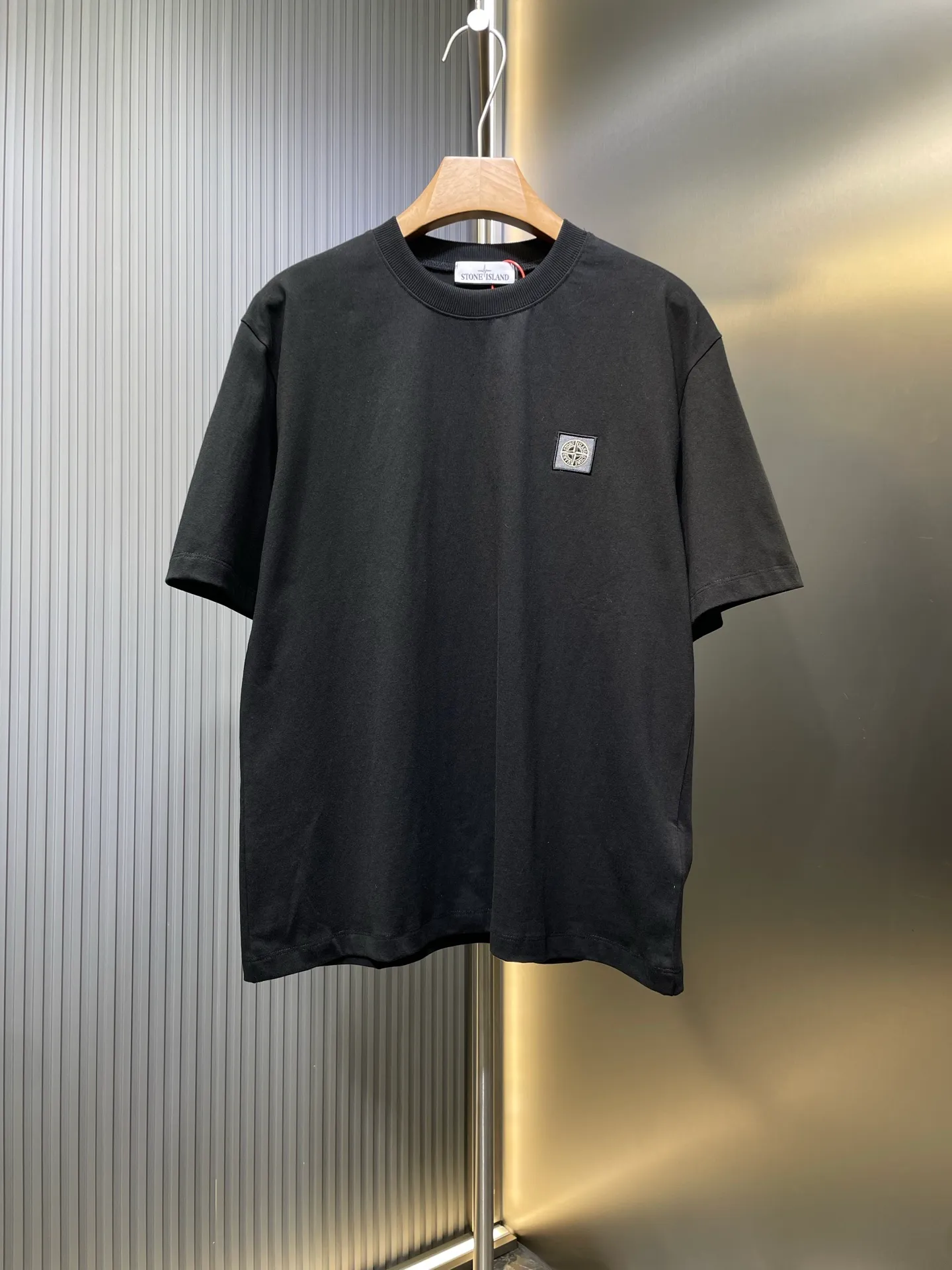 🅿️260 Stonelsland 🌟【Top Original】Badge appliqué embroidered short sleeves. Customized trendy double-strand linen cotton. Delicate and smooth. Comfortable and skin-friendly. High-end black rhyme. Deep charm. Compass micro-stamp patches are embellished on the chest. Ingenuity is seen in simplicity. Elegance is shown in the details. Simplicity is not simple. The style is self-contained. Process 1: Use imported machine appliqué embroidery technology. Use advanced computer control systems and precision mechanical components to achieve Compass. The badge embroidery operation presents an embroidery effect with both clarity and three-dimensionality. Process 2: The fabrics are washed and have a better hand feel. They are not easy to deform, shrink or fade. They maintain long-term beauty. Accessories: Customized 1:1 Stonelsland trademark. Version: Loose version. Size: S M L XL